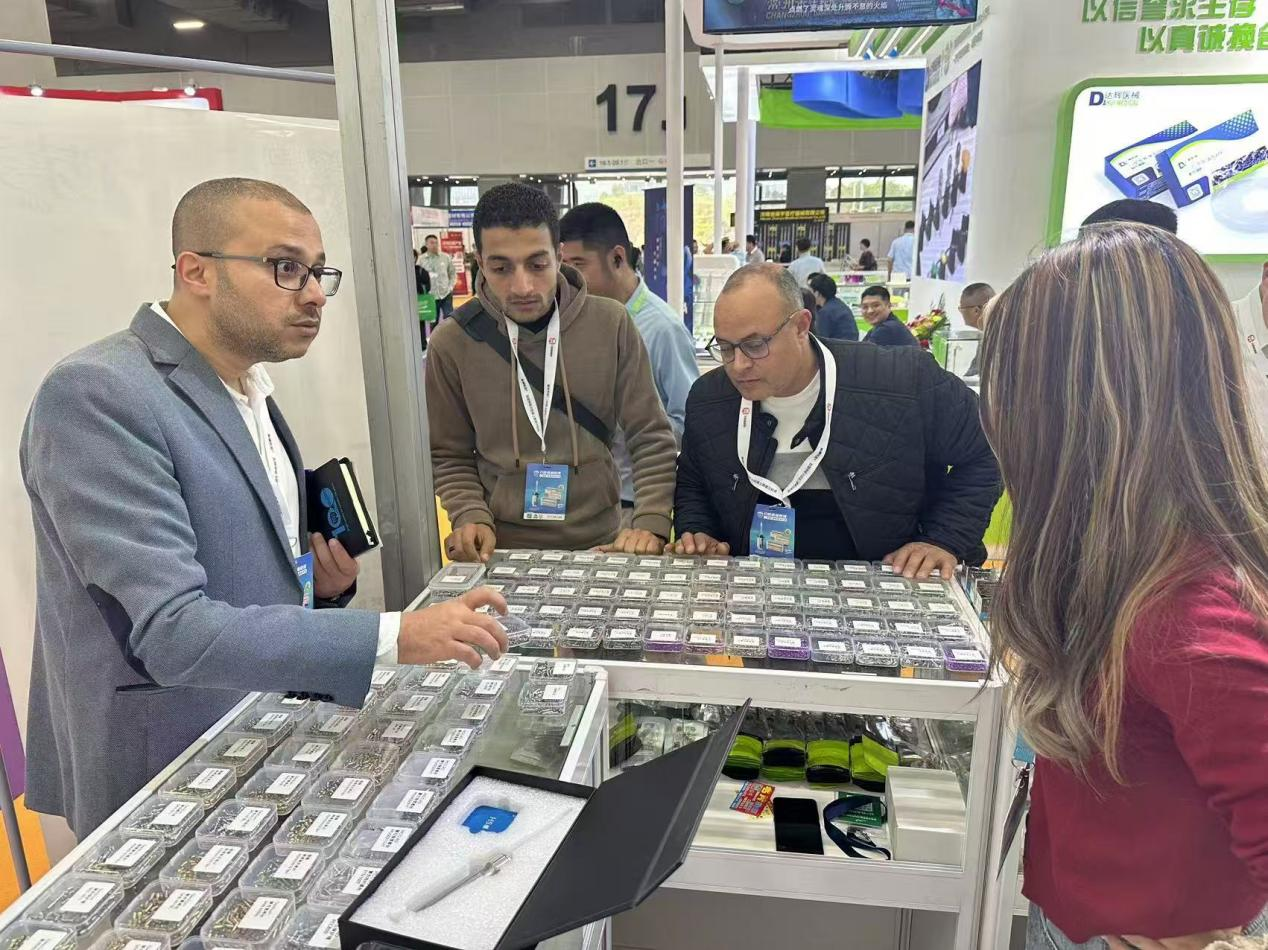 Yamei Medical schijnt op de internationale tandheelkundige tentoonstelling, die de trend van innovatieve implantaataccessoires leidt
